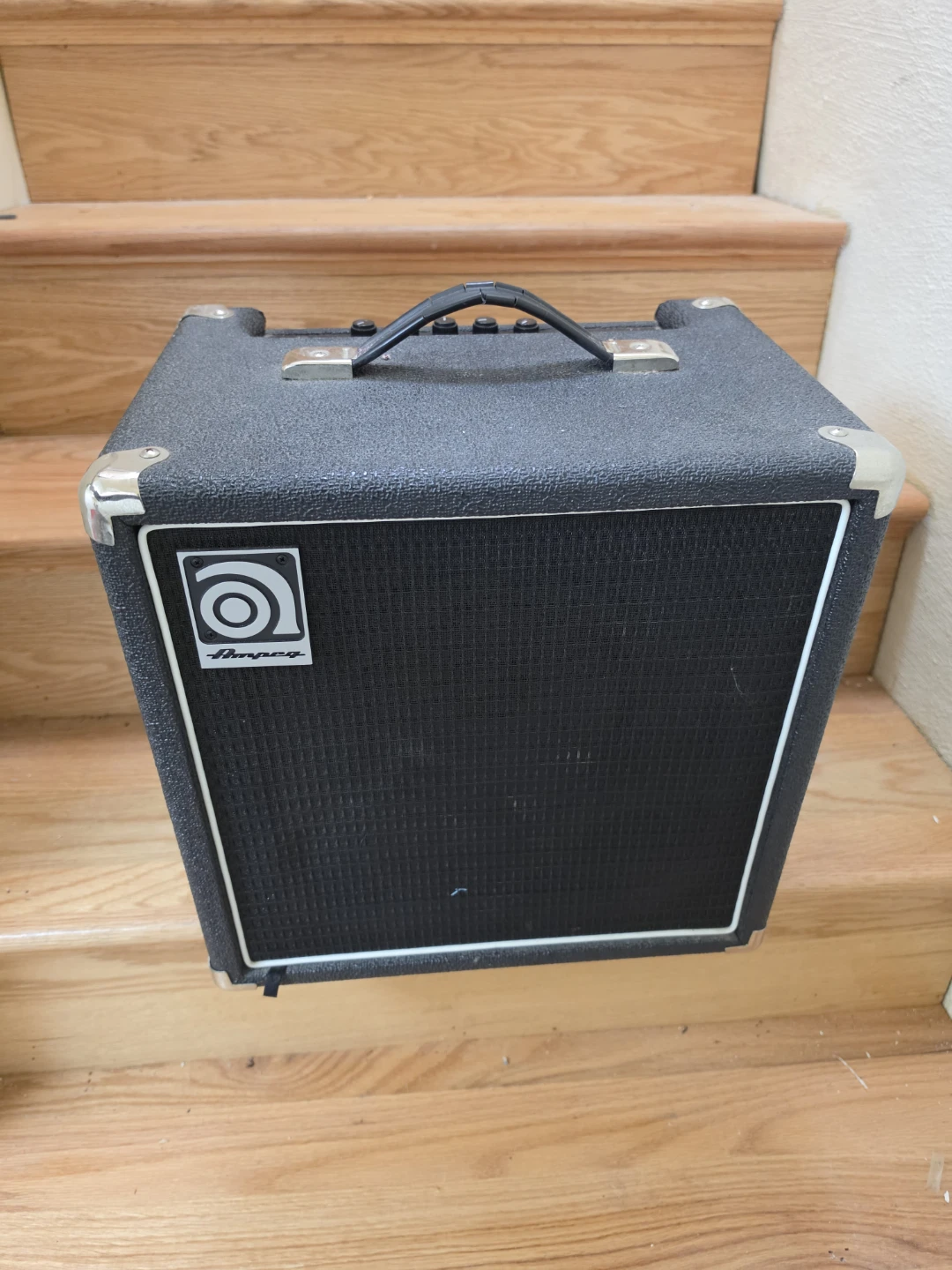 Ampeg BA-108 Bass Amp - photo 2