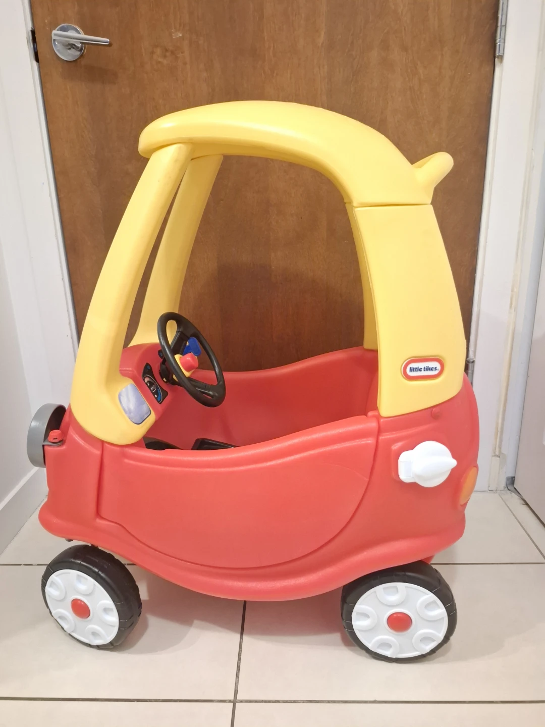 Little Tikes Cozy Coupe Ride-On Toy Car - Red - photo 2