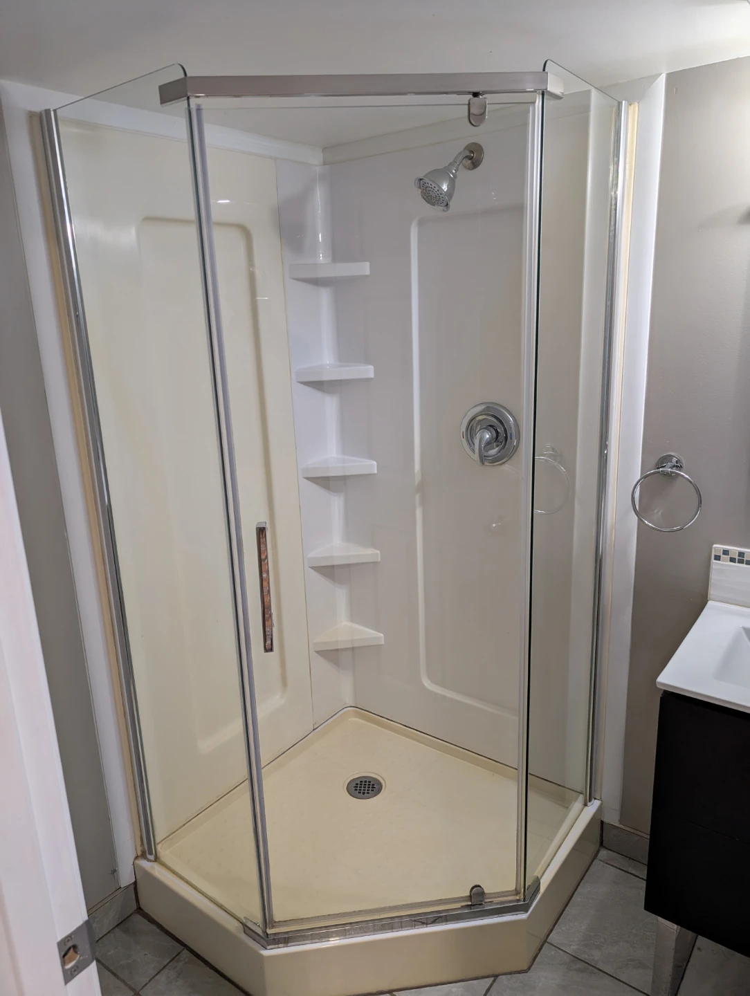 Basement suit for rent. - photo 4