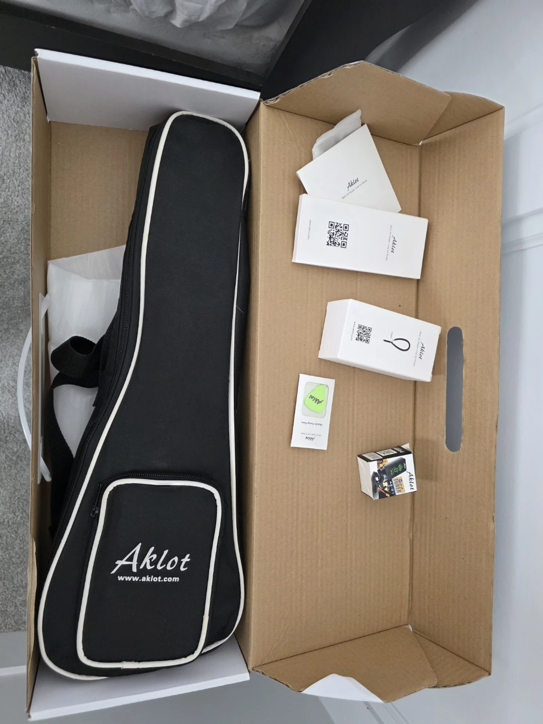 Aklot Ukulele with Gig Bag and Accessories - photo 3