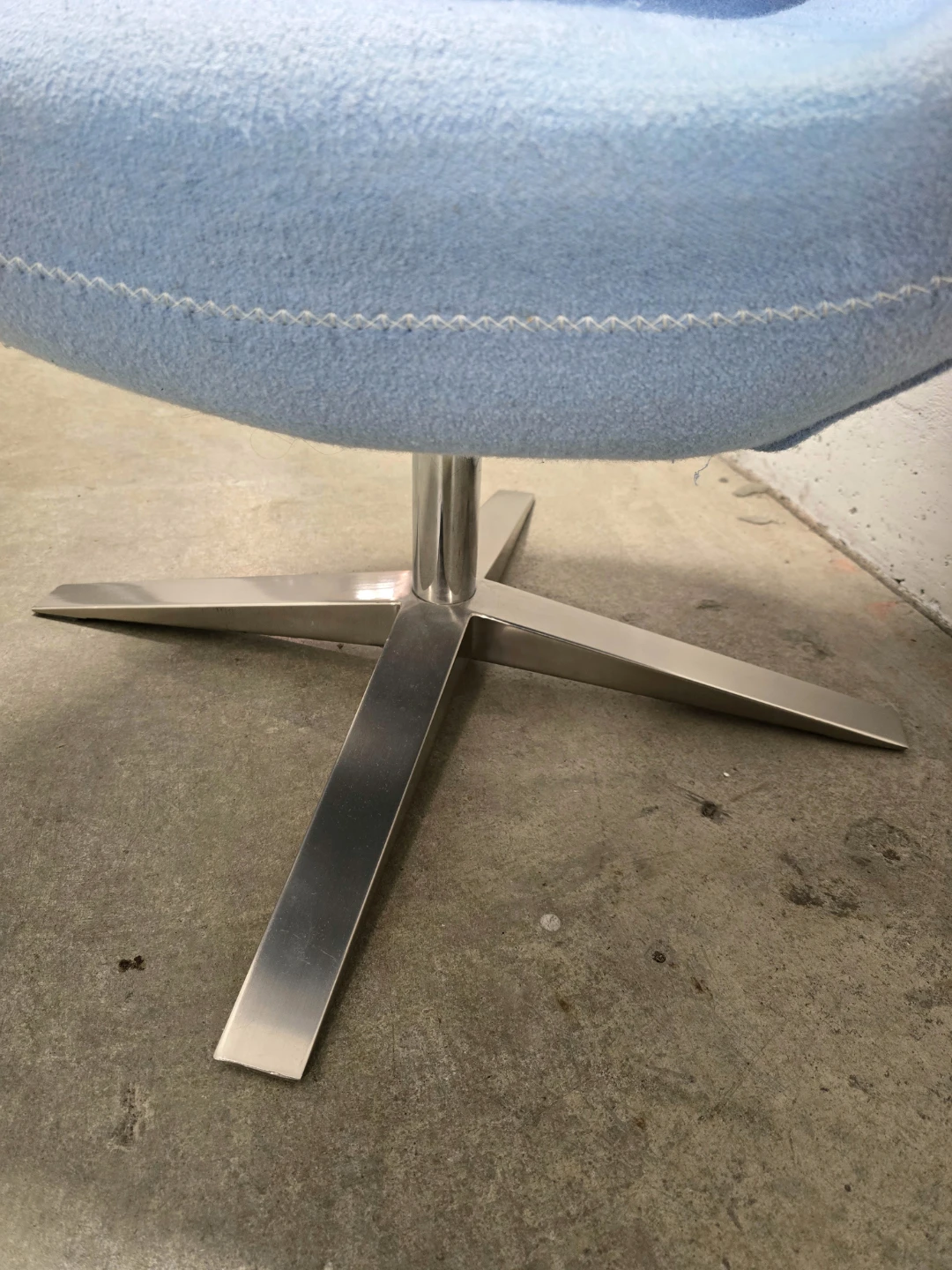 Light Blue Swivel Armchair - photo 3