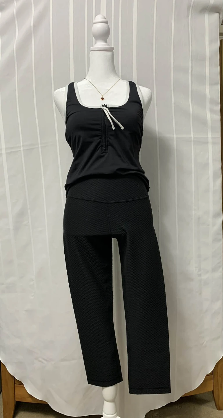 Kirkland Signature Black Textured Capris - Size M