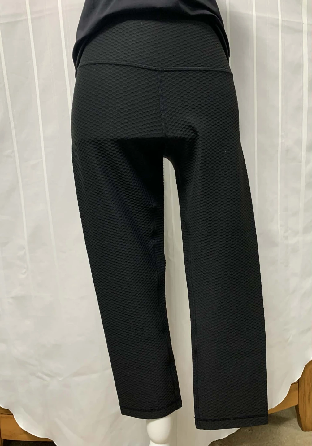 Kirkland Signature Black Textured Capris - Size M - photo 2