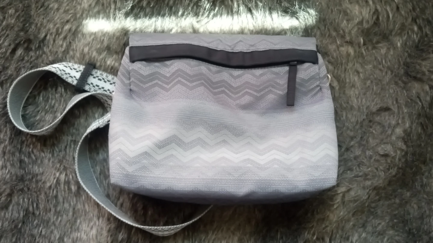 Lululemon Grey Chevron Print Crossbody Bag - photo 3