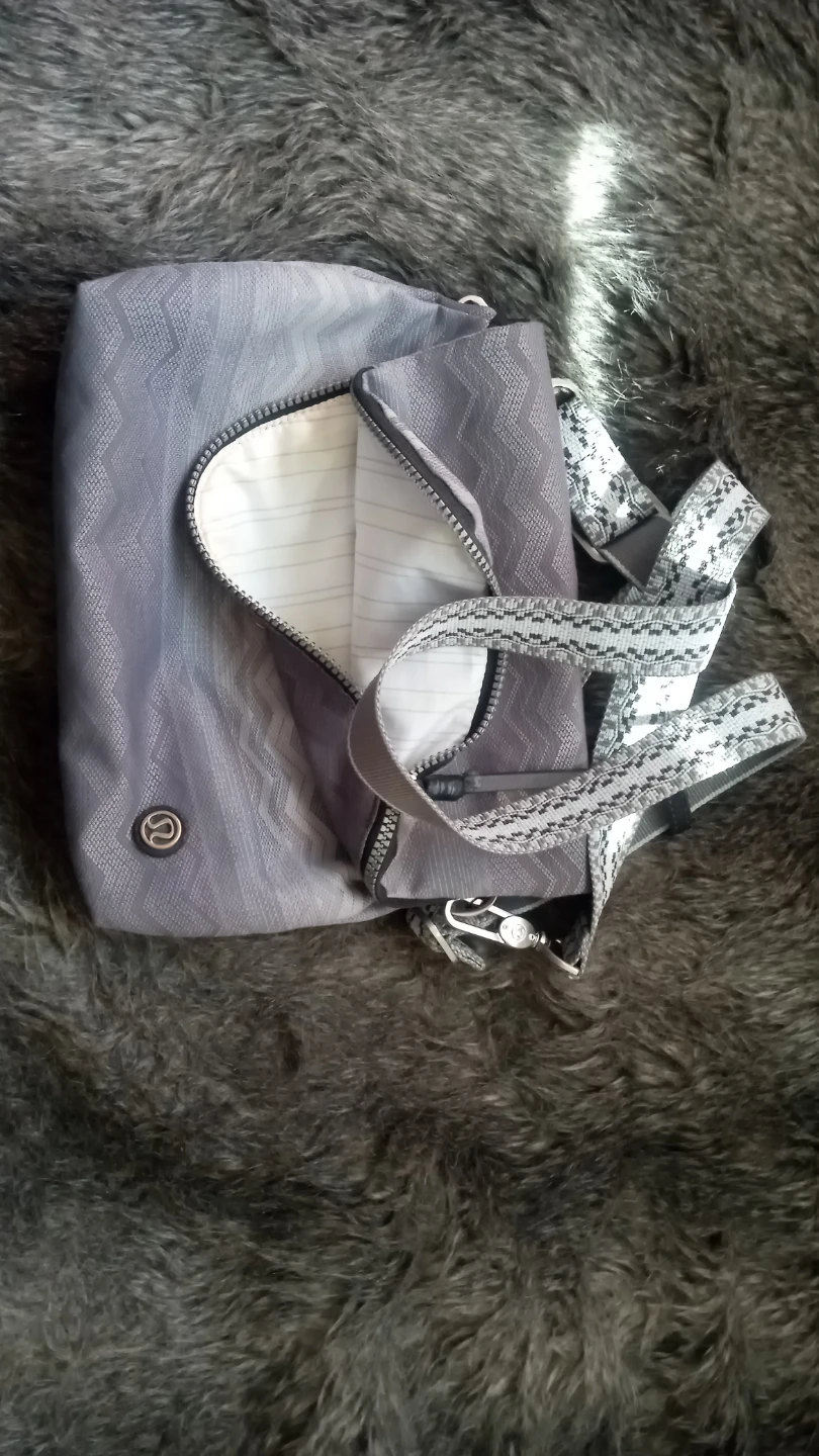 Lululemon Grey Chevron Print Crossbody Bag - photo 5