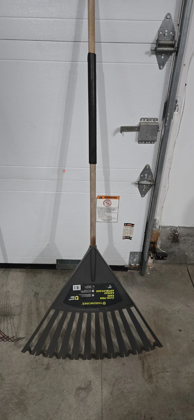 Yardworks 24" Clog-Free Rake