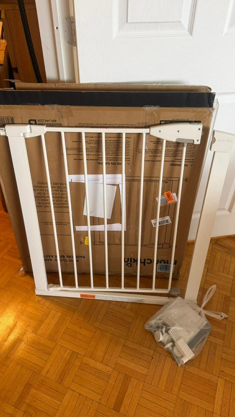 Munchkin Auto Close White Baby Gate