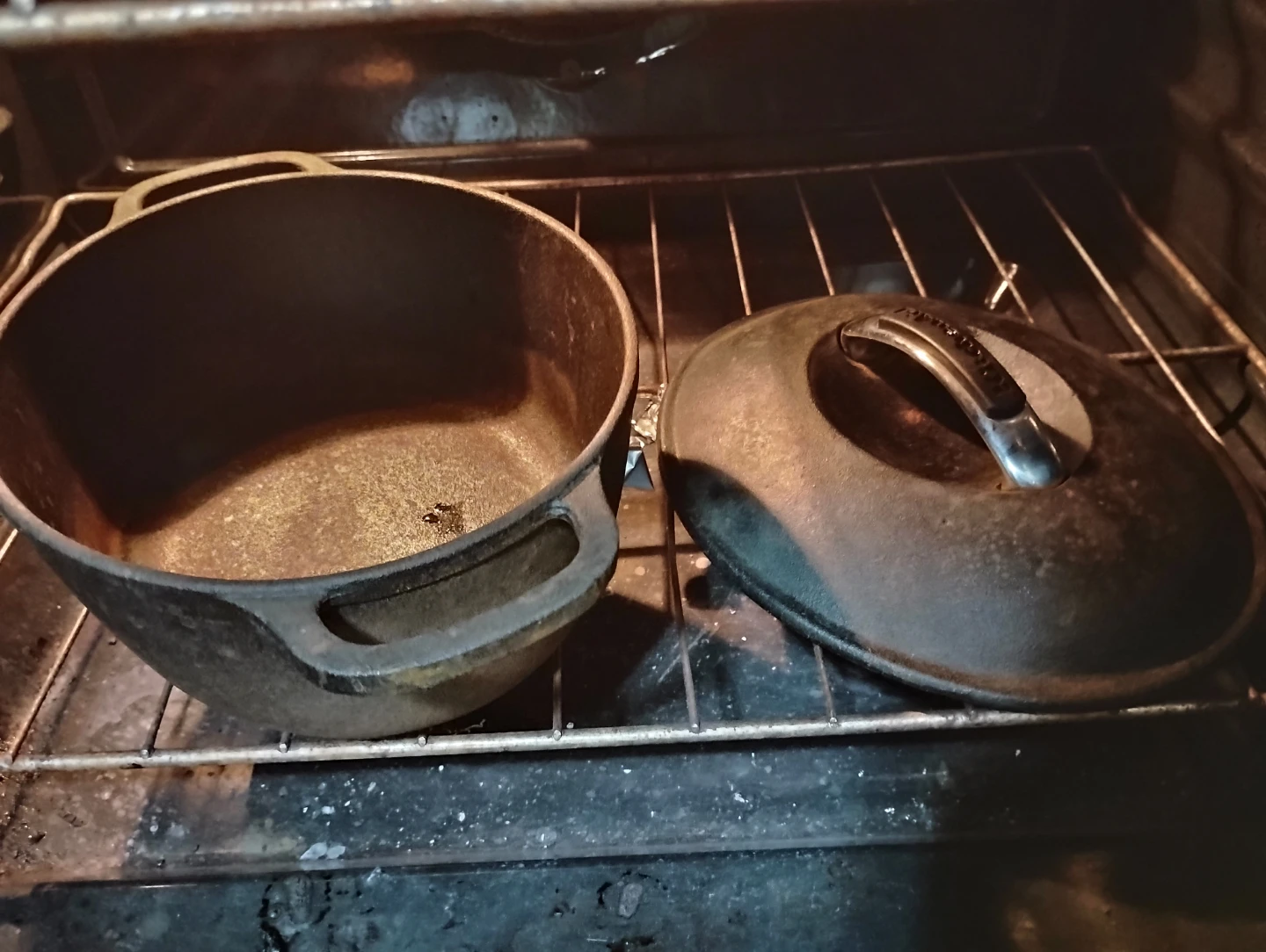 Cast Iron Dutch Oven with Lid🌱