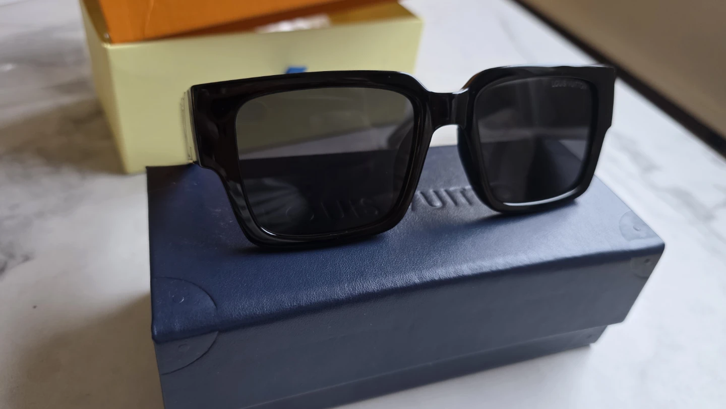 Louis Vuitton Sunglasses - Black - photo 2