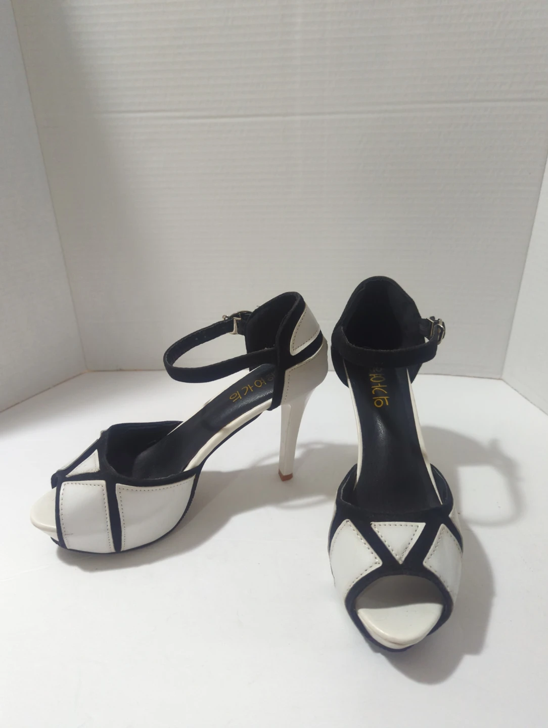 Women's Black and White Heeled Sandals Size Unknown
