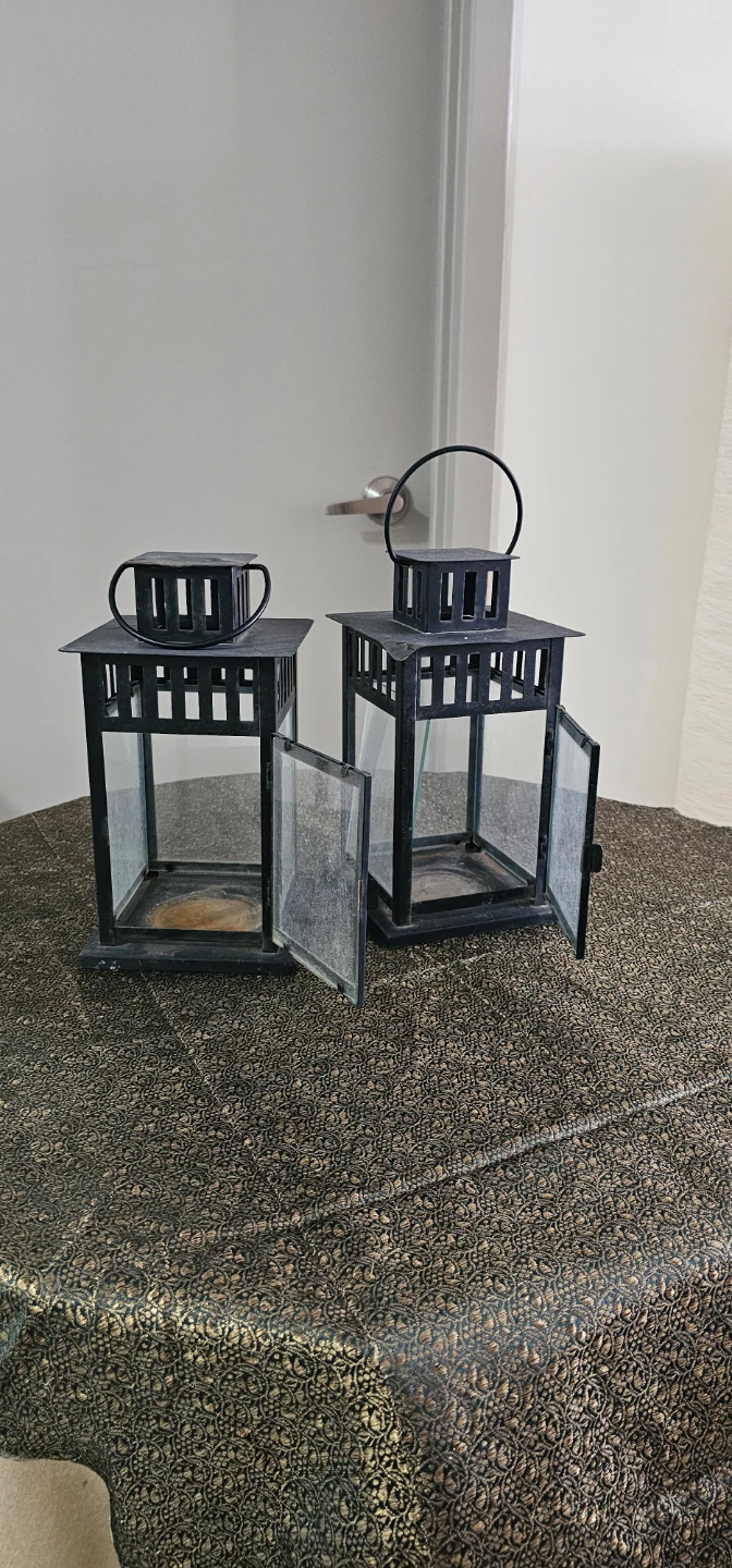Set of 2 Black Metal Lanterns with Glass Panels 🌱