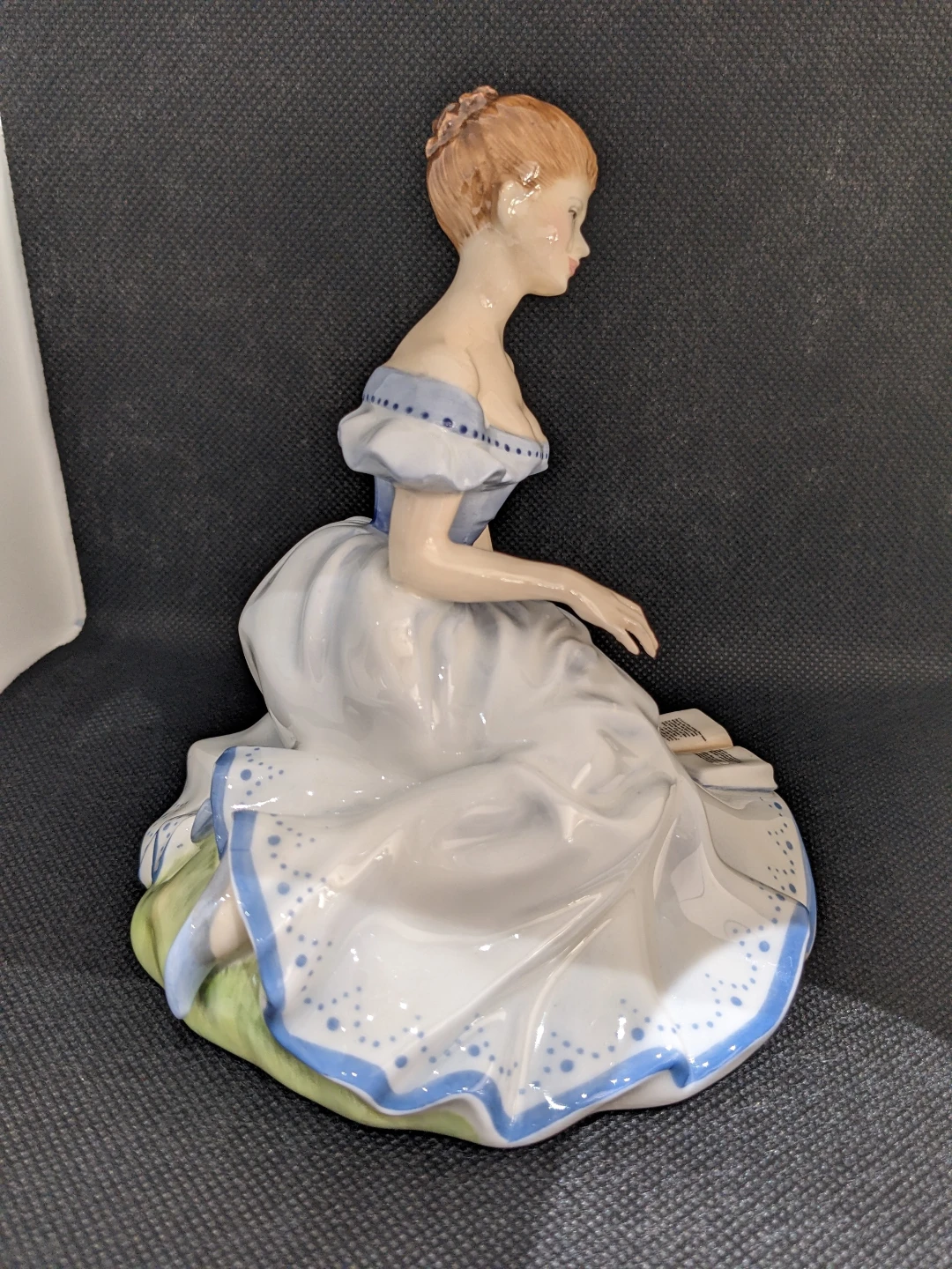 Royal Doulton Marjorie HN 2788 Vintage Figurine - photo 4