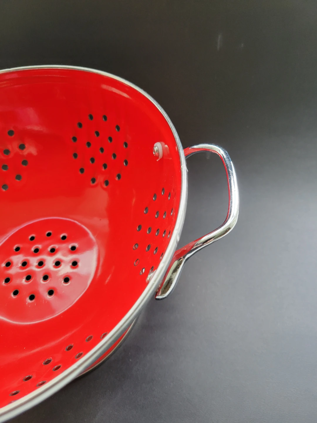 Red Enamel Kitchen Colander - photo 4