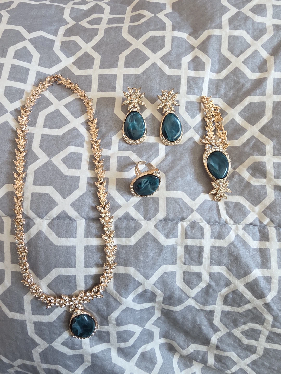 Jewellery Set: Necklace, Earrings, Ring & Bracelet