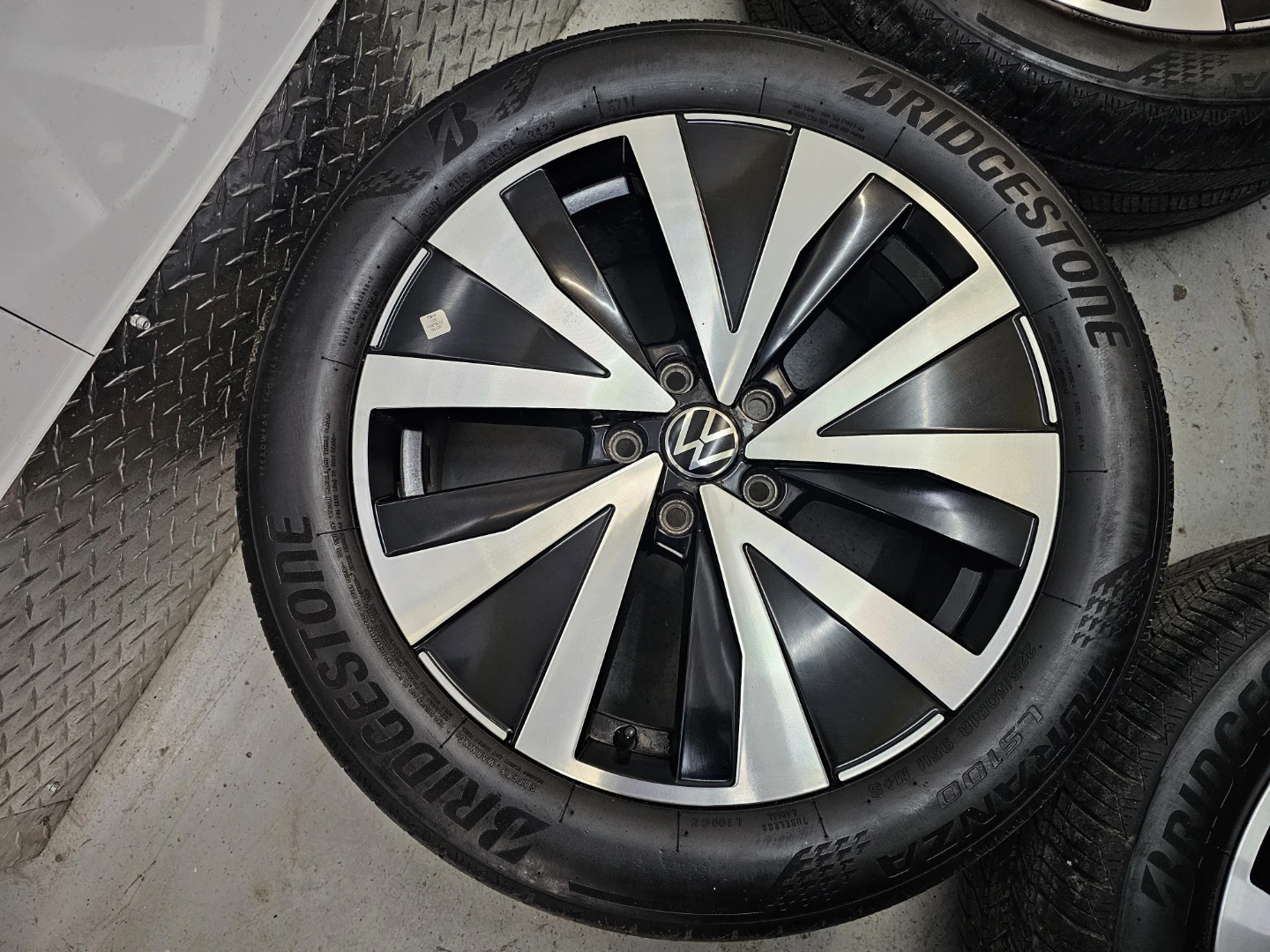 VOLKSWAGEN TAOS O.E.M RIMS AND ALL SEASON TIRES 225/50 R18 - photo 2