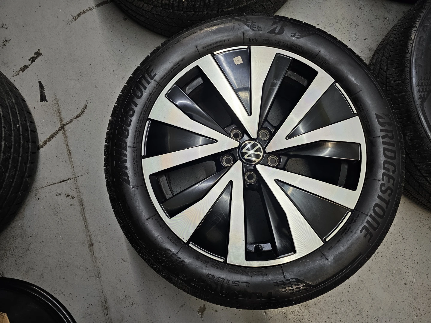 VOLKSWAGEN TAOS O.E.M RIMS AND ALL SEASON TIRES 225/50 R18 - photo 3