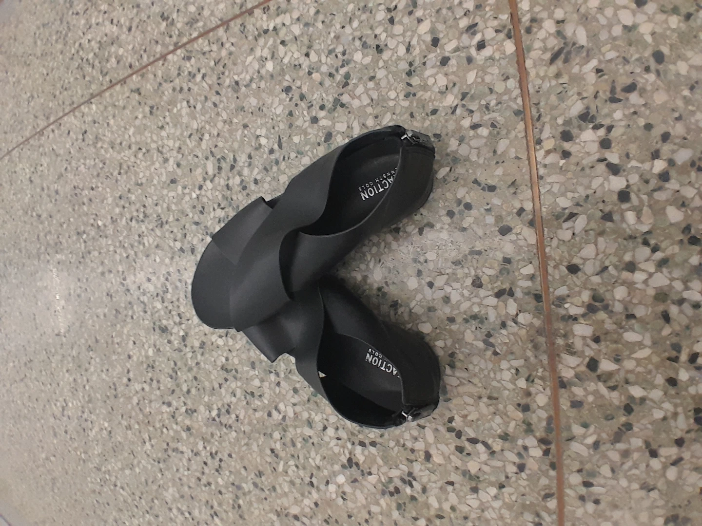 Reaction Kenneth Cole Black Slide Sandals Women's Size 8 - photo 3