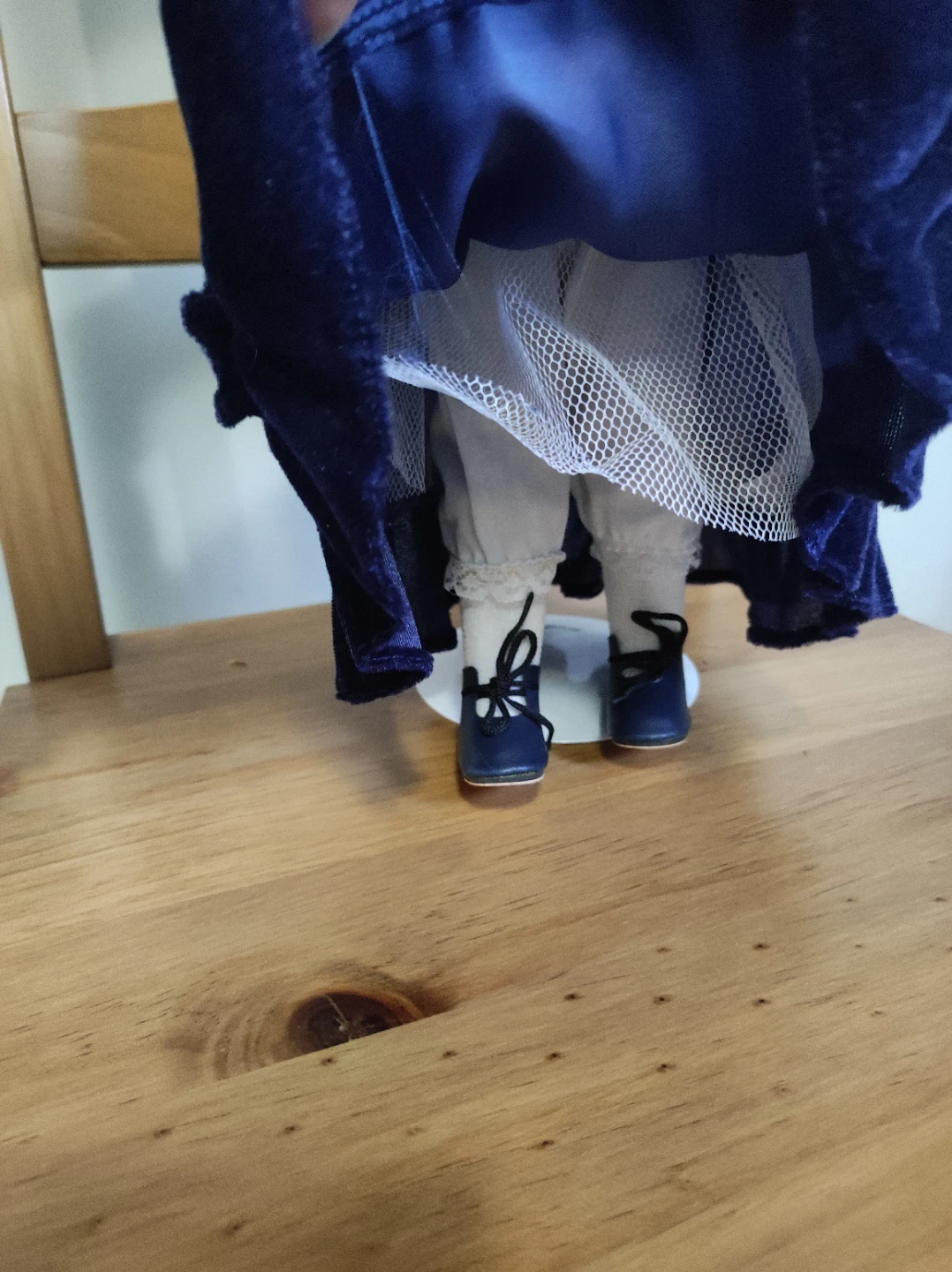 Vintage Porcelain Doll in Blue Velvet Dress - photo 5