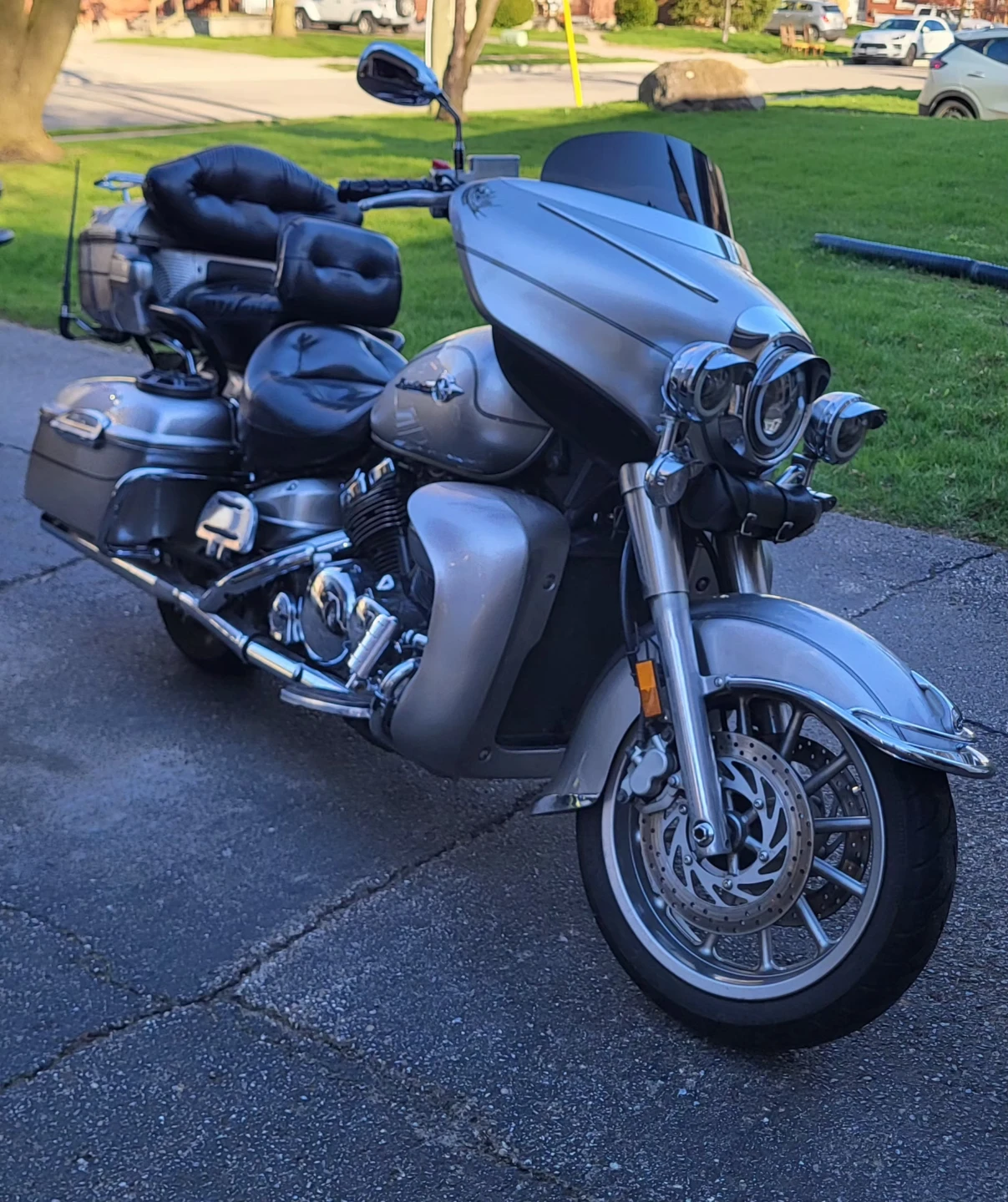Silver 2005 Yamaha RoyalStar Venture - photo 4