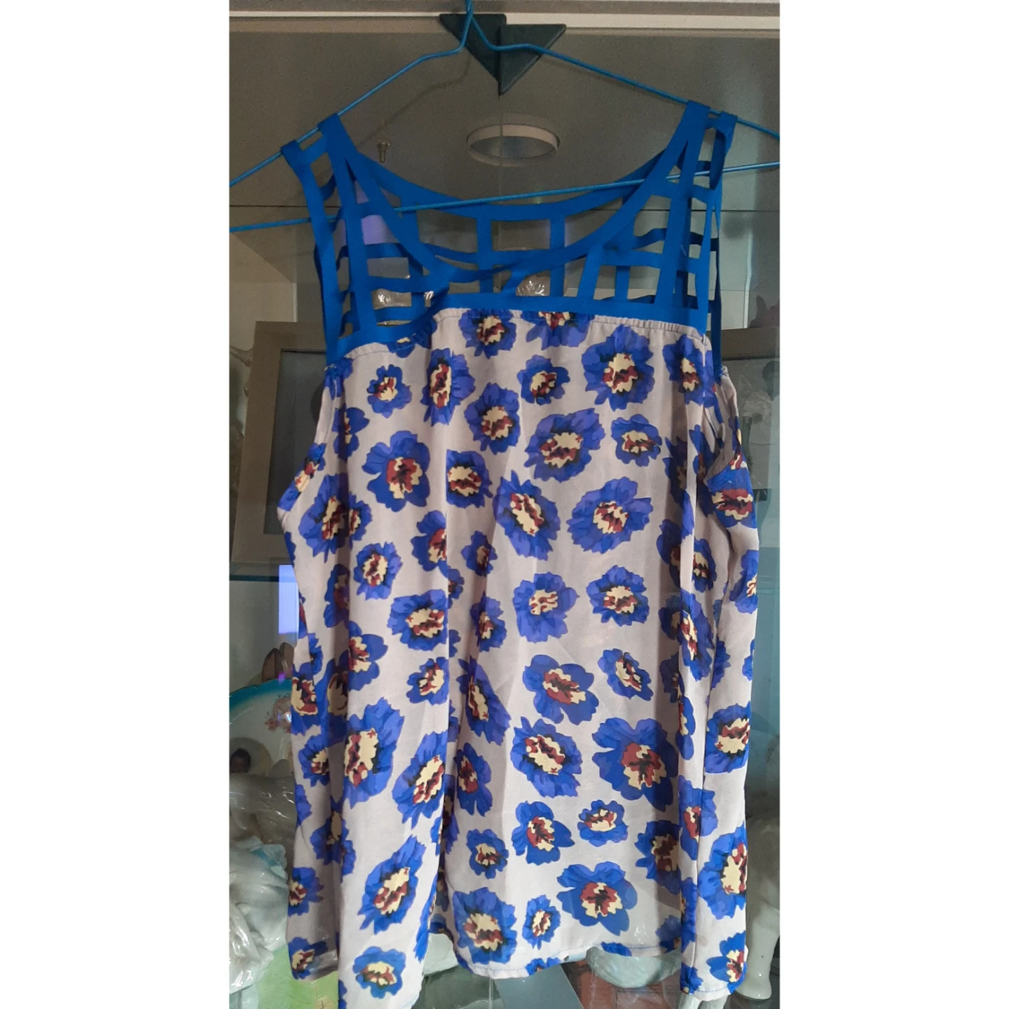 2pc Women's Ripped Blue Jeans and Floral Tank Top Set - photo 4