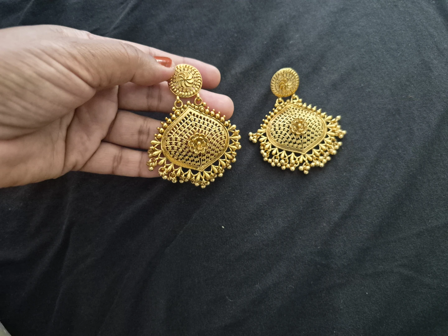Gold-tone Indian Jewellery Set with Earrings and Tikka - photo 3