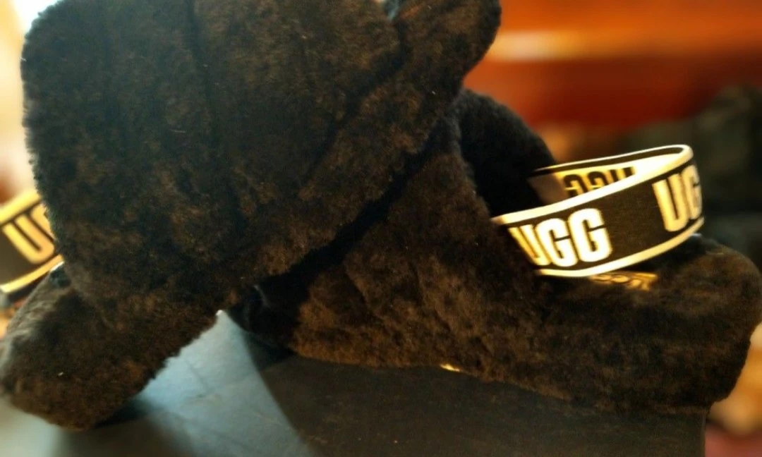 UGG BLACK FLUFFY SLIPPERS SIZE 7 - photo 3