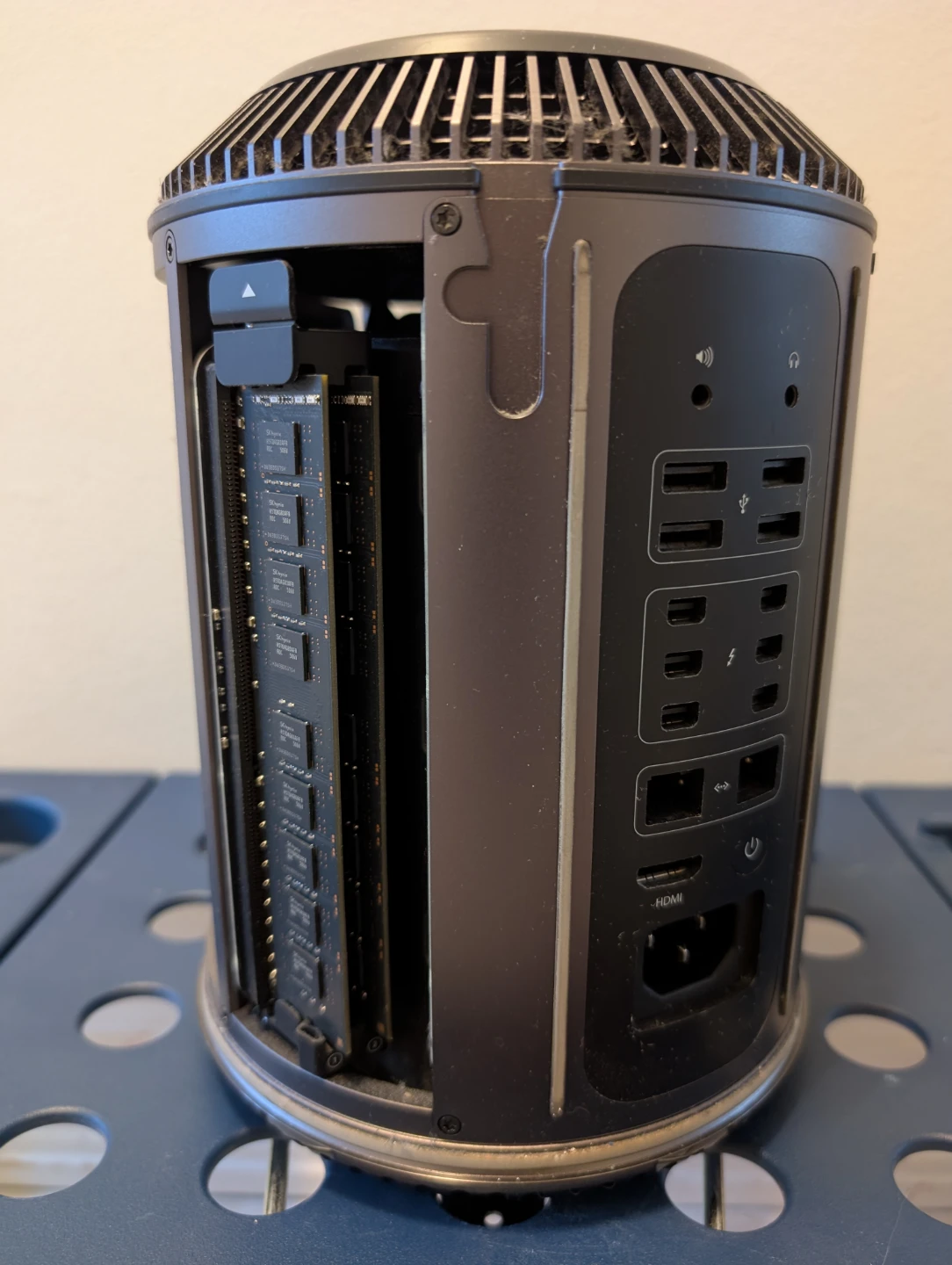 Apple Mac Pro (Late 2013) Computer - photo 2