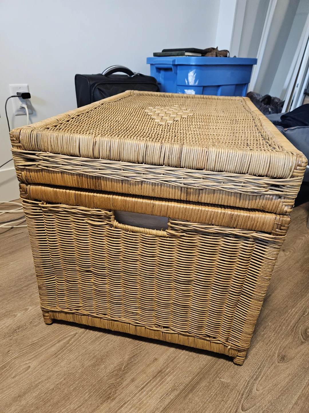 Wicker Storage Chest Trunk with Leather Strap - photo 3