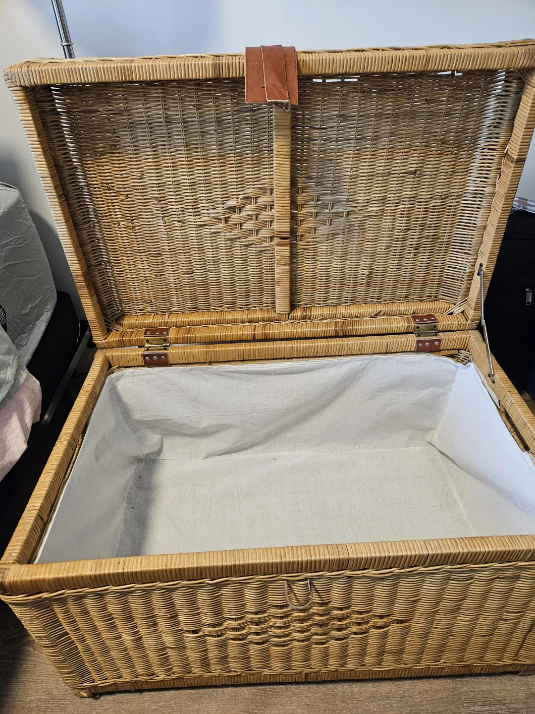 Wicker Storage Chest Trunk with Leather Strap - photo 4