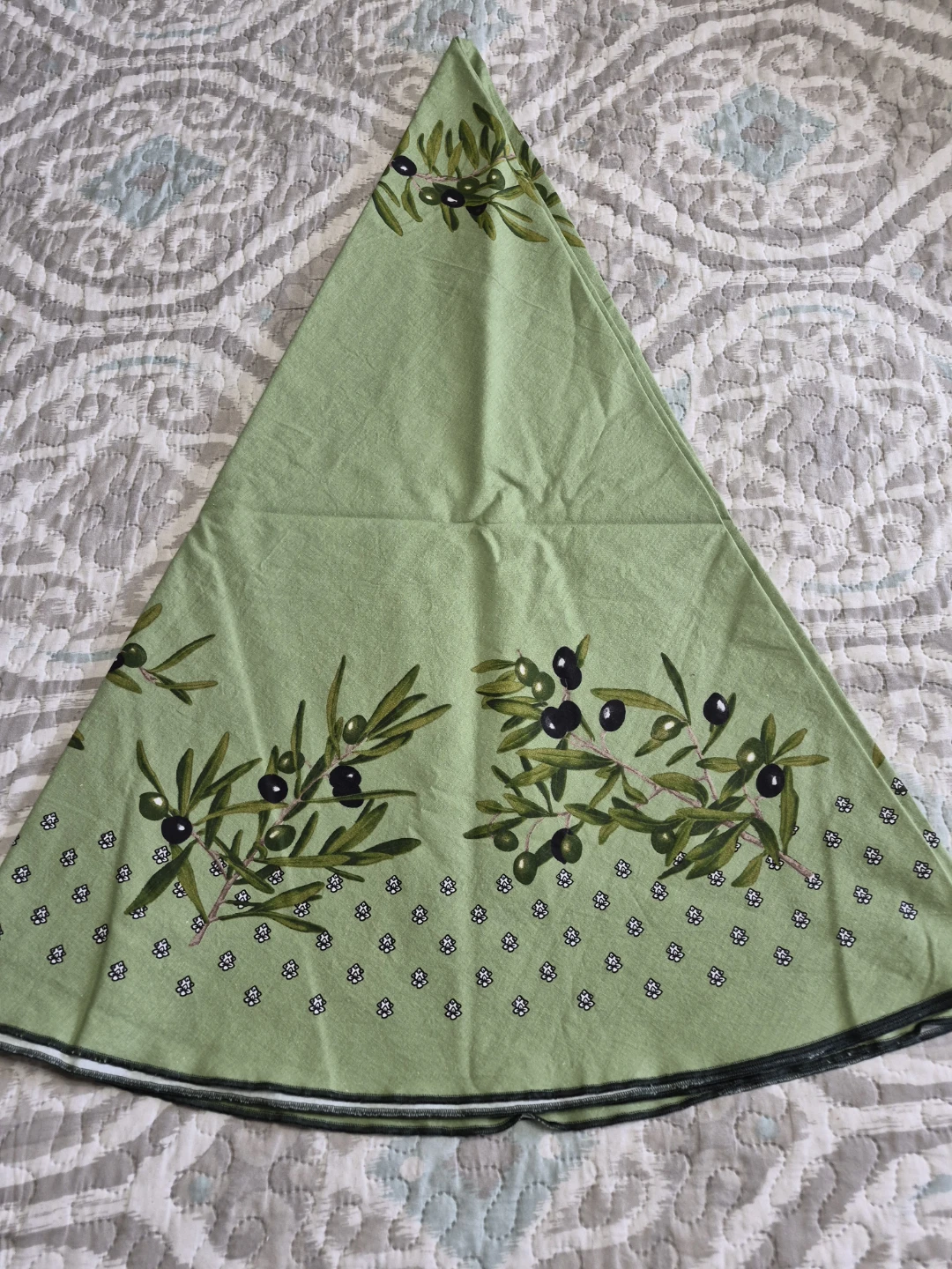 Beautiful Vintage 70" Round Linen Tablecloth with Olives Decor