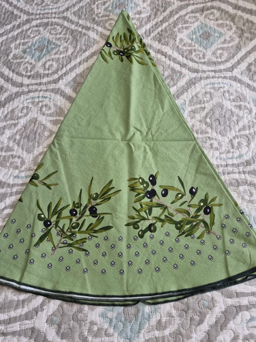 Beautiful Vintage 70" Round Linen Tablecloth with Olives Decor
