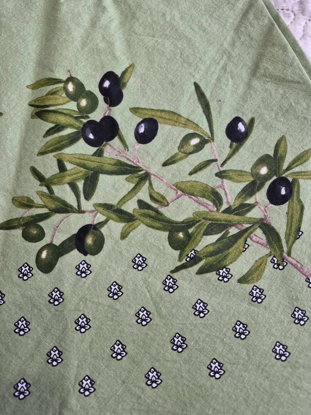 Beautiful Vintage 70" Round Linen Tablecloth with Olives Decor - photo 2