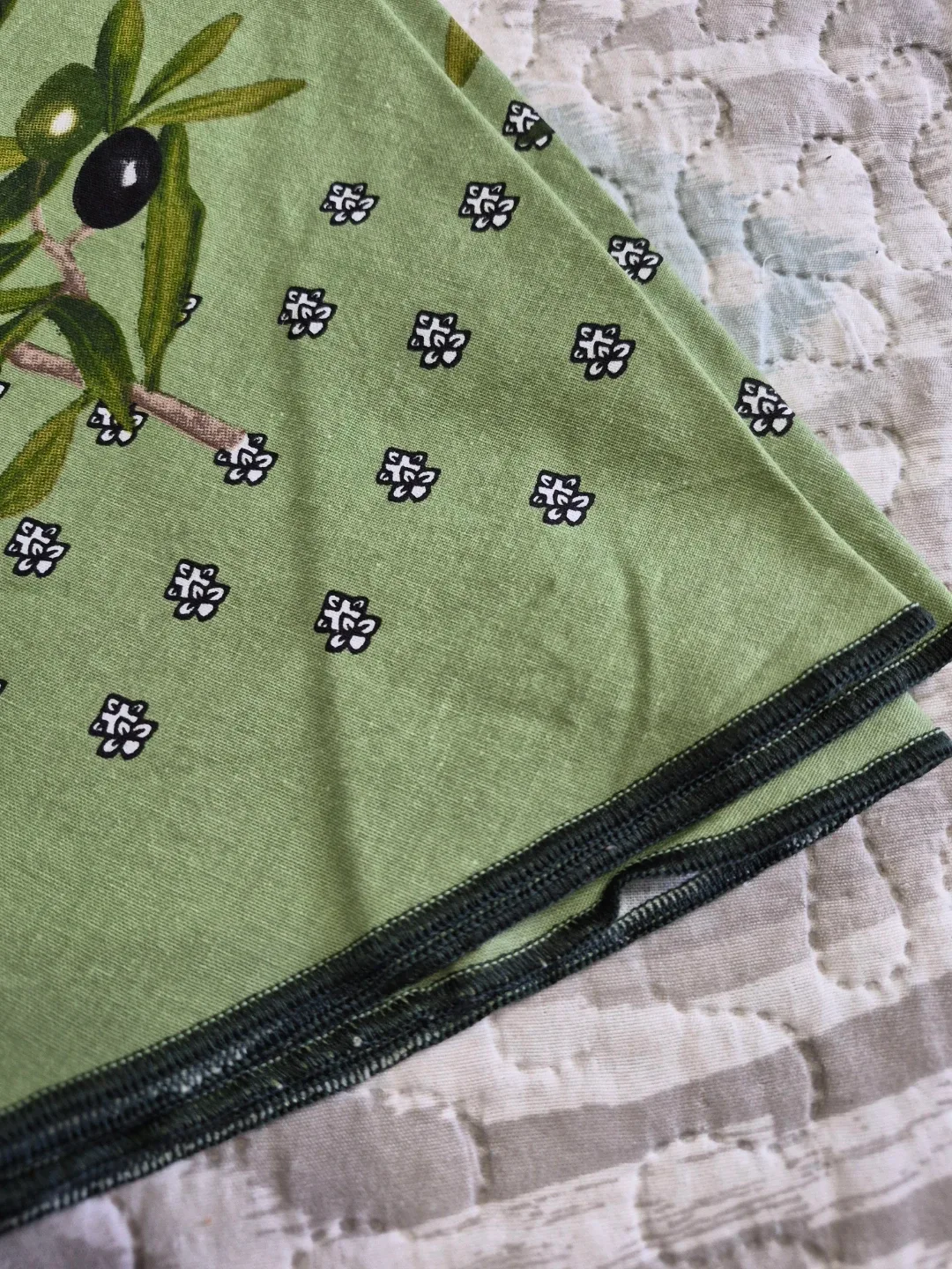 Beautiful Vintage 70" Round Linen Tablecloth with Olives Decor - photo 4