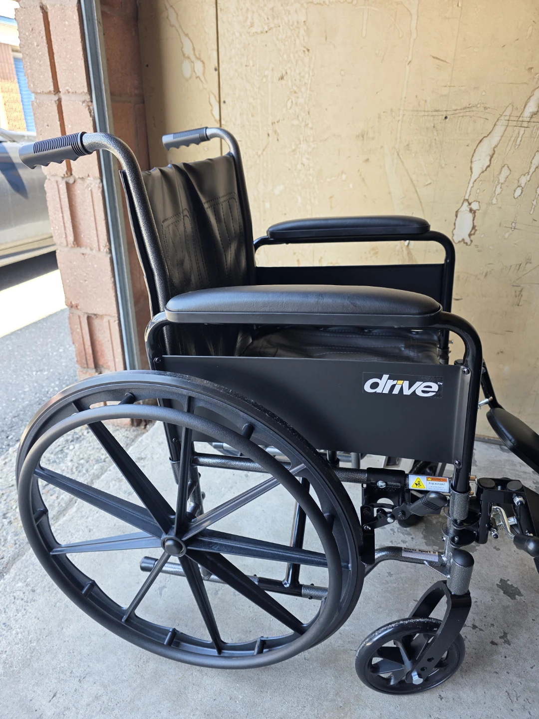 New Wheelchair with Elevating Foot rests - photo 4