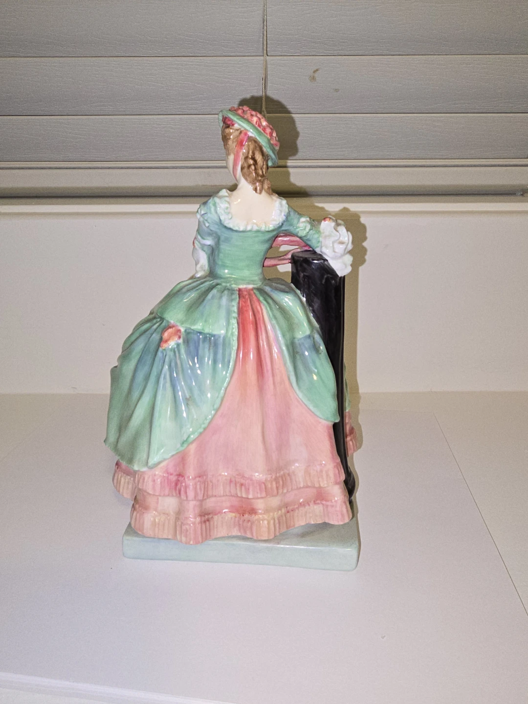 Royal Doulton HN 2028 Kate Hardcastle Figurine - photo 2