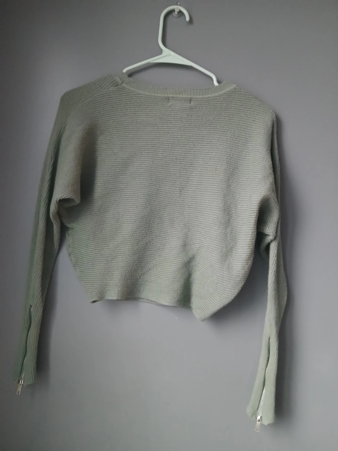 Light Green Ribbed Cropped Sweater with Zipper Cuffs - photo 4