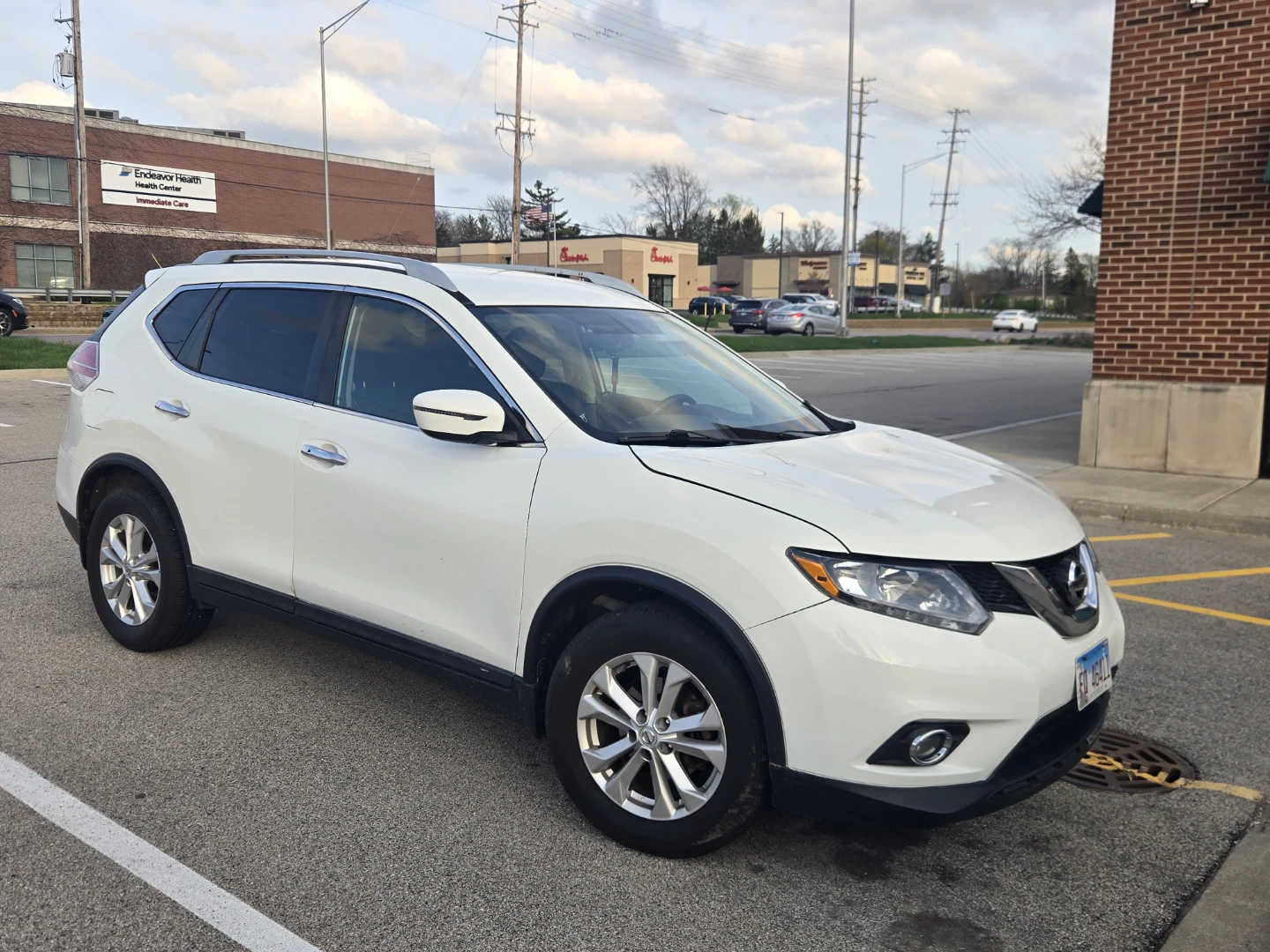 White Nissan Rogue SV - photo 4