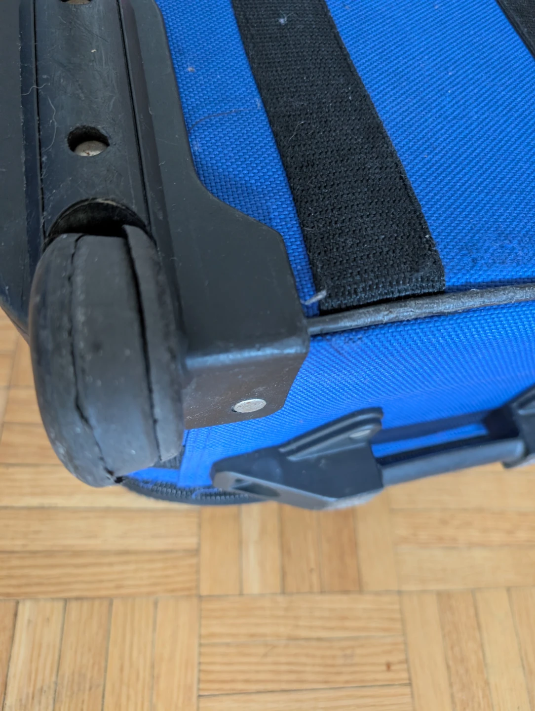 Tower London Fog Carry-On Suitcase - photo 3