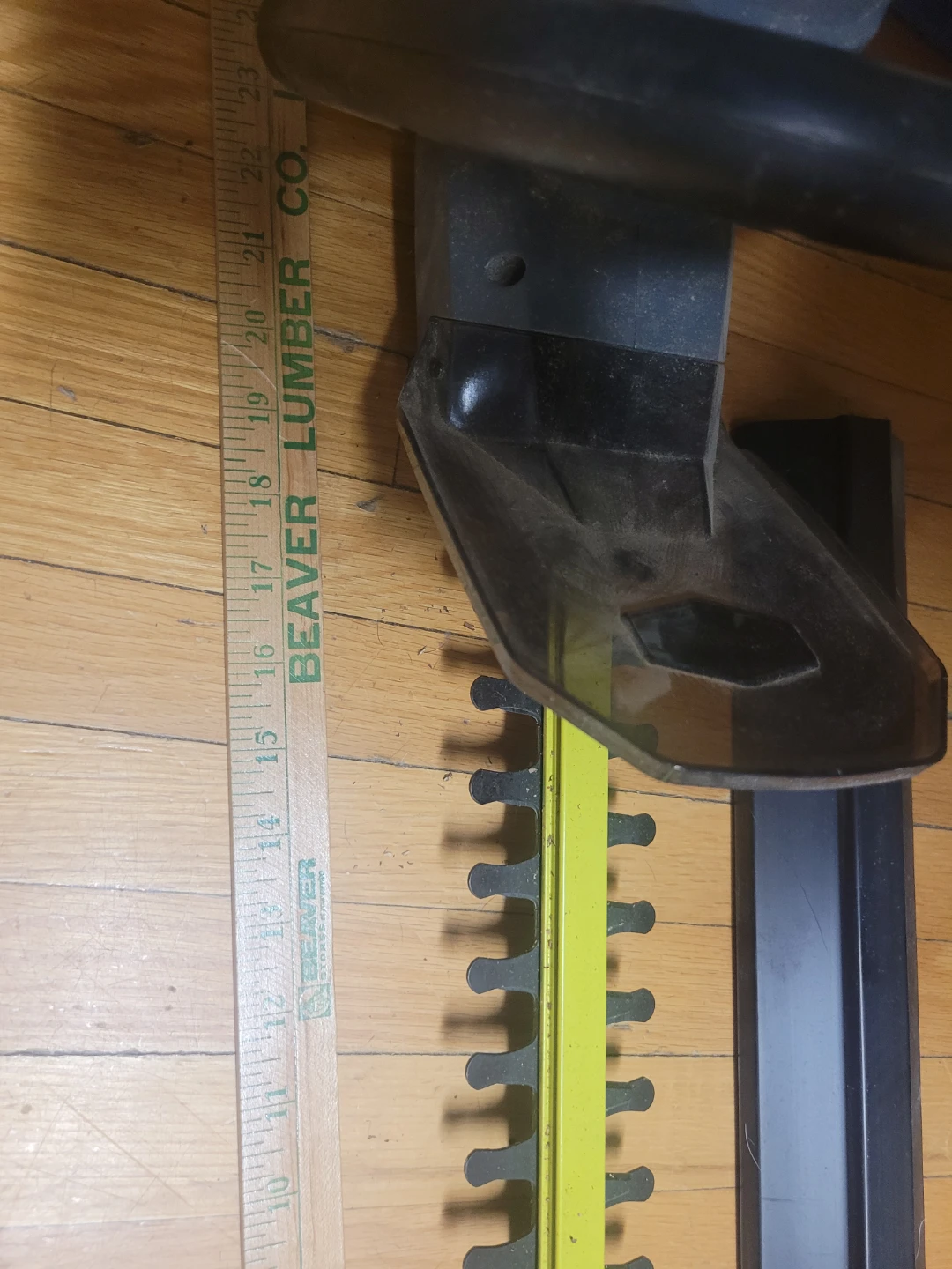 Yardwork Electric Hedge Trimmer with Blade Guard - photo 2