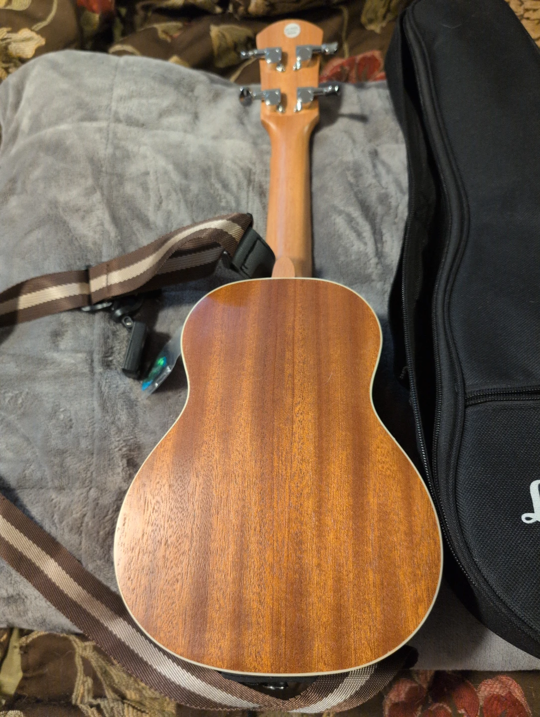 Lohanu Ukulele with Case and Accessories - photo 4