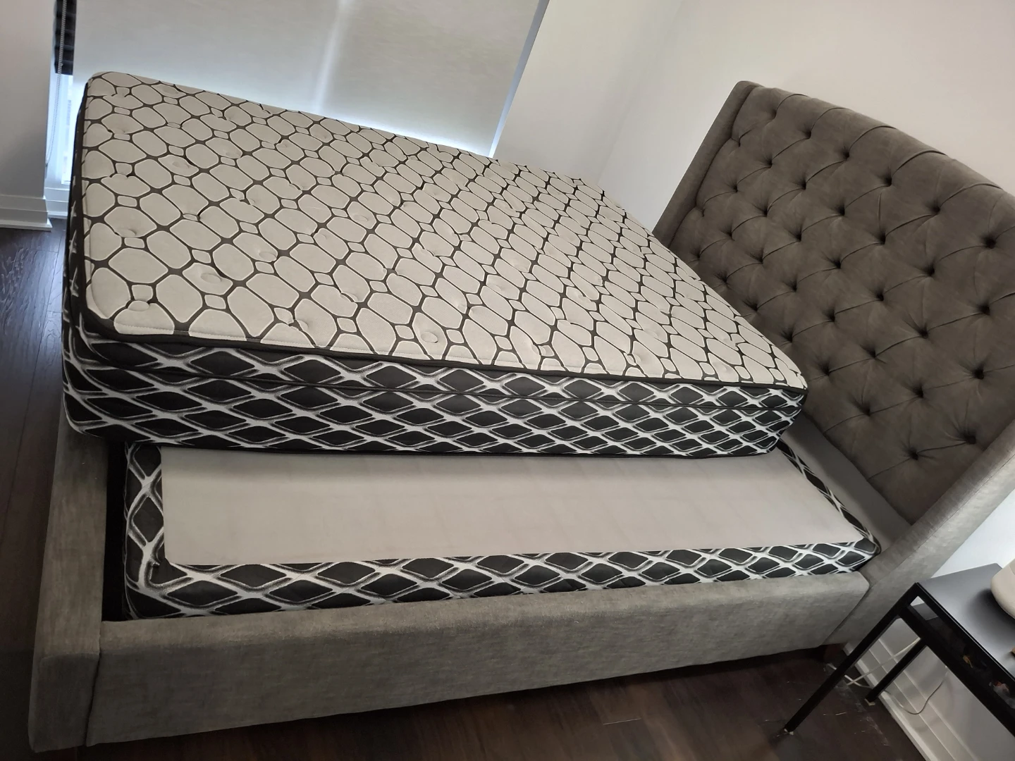 Queen size Bed + Mattress + box spring - photo 2