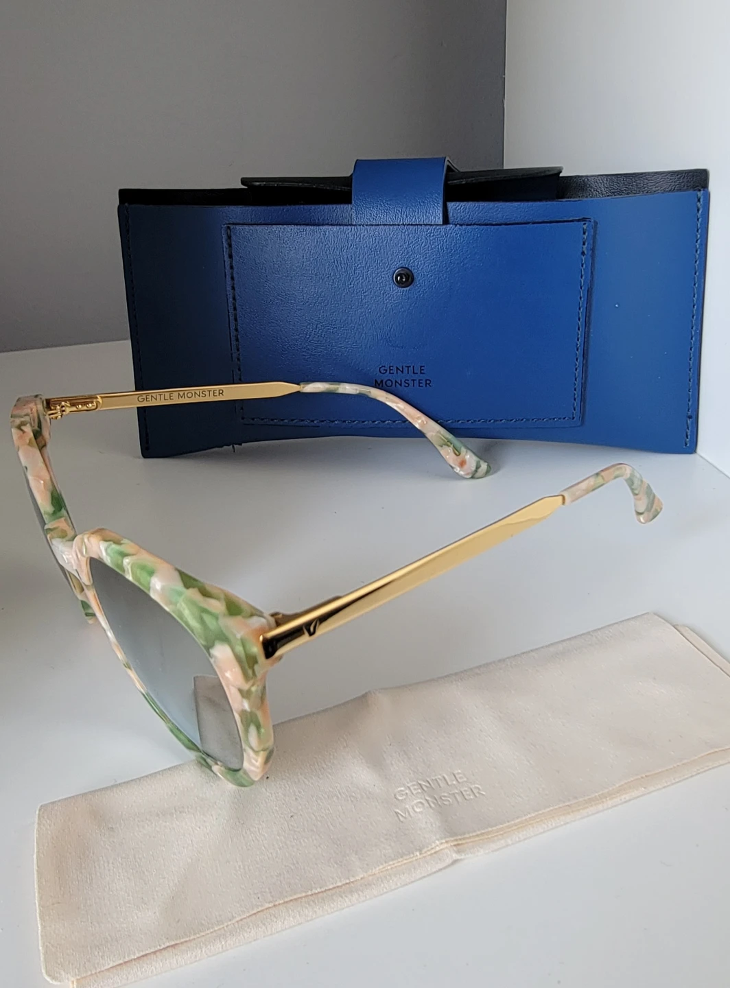 Gentle Monster Sunglasses with Case - photo 4