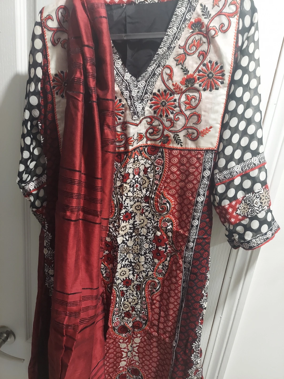 Embroidered Kurta with Scarf - photo 3