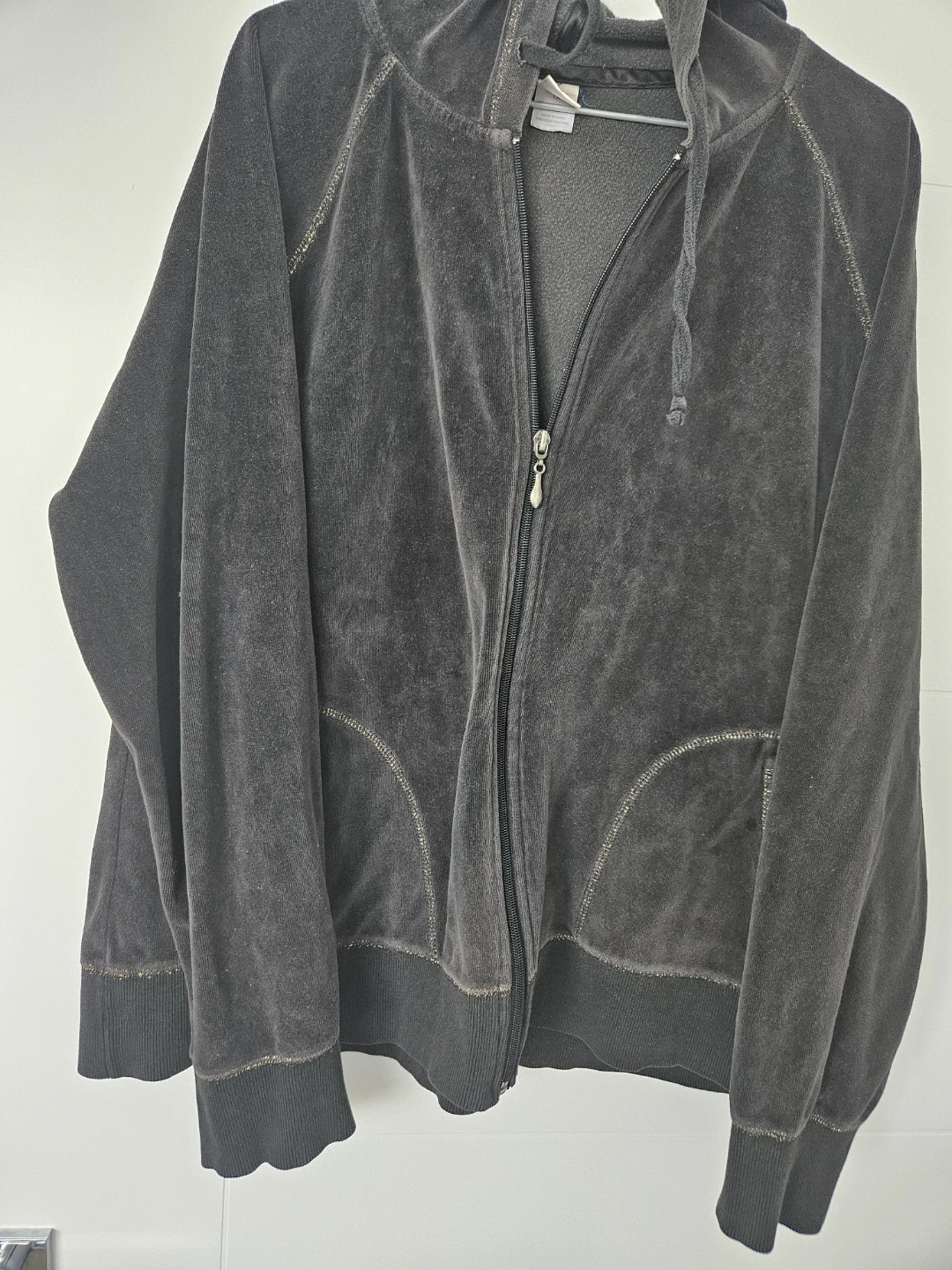 Ladies velour top with full zipper $4