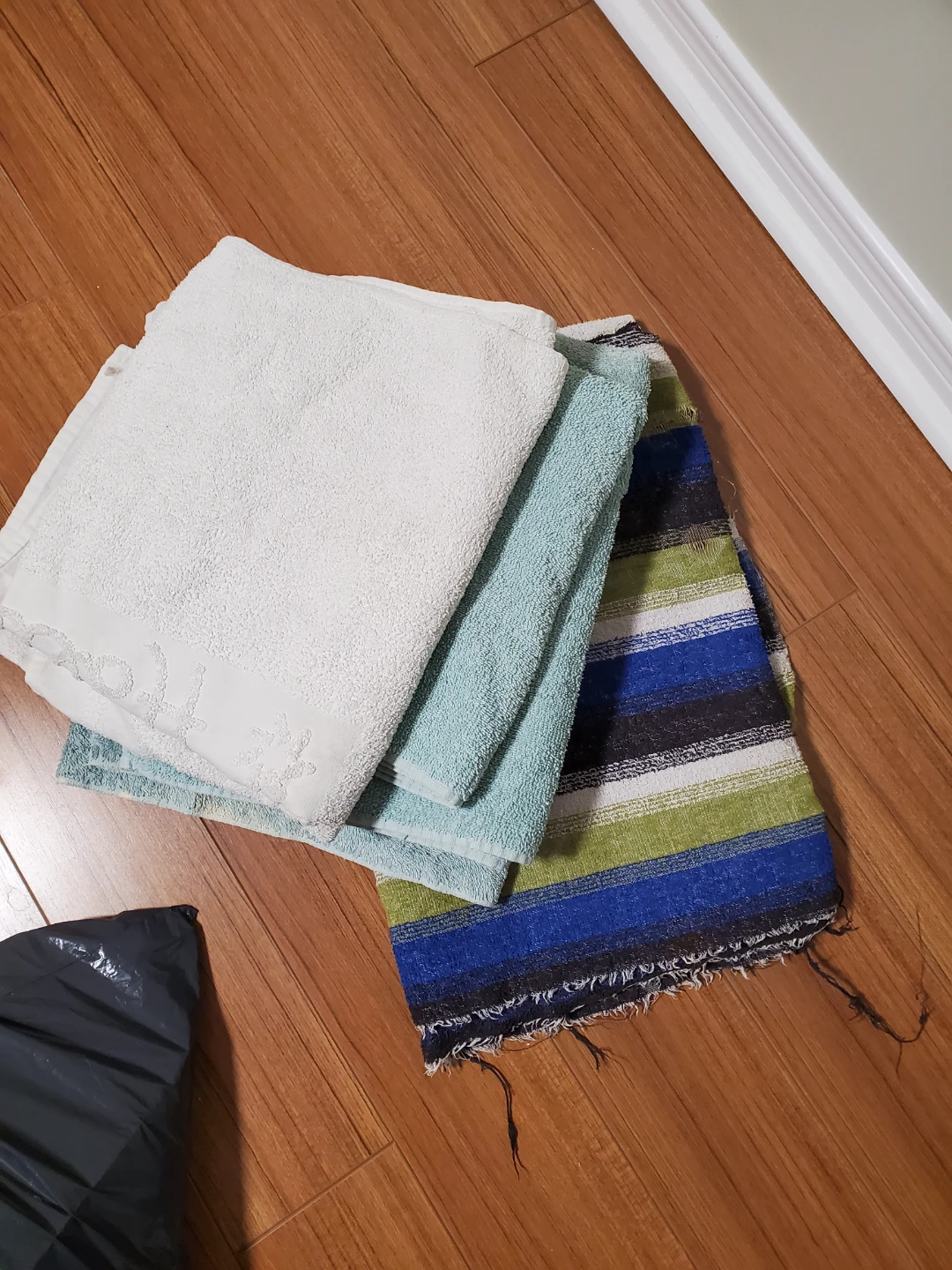 Set of 3 Bath Towels + 1 beach towel