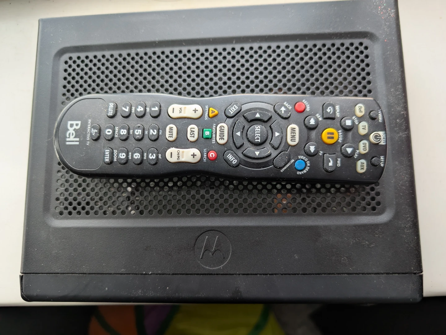 Bell Motorola VIP2202 PVR Cable Box with Remote (FREE) - photo 2