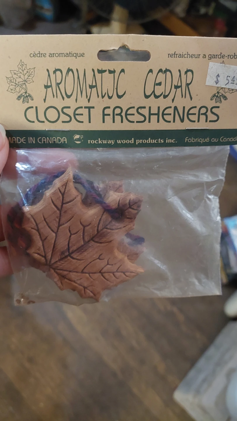 🌱 Aromatic Cedar Closet Fresheners: maple leaf