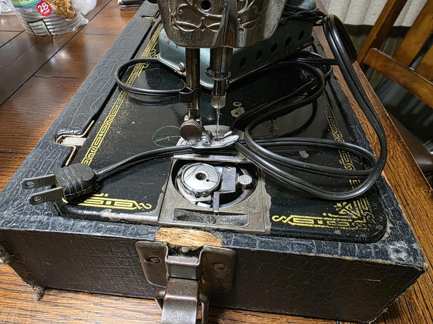 Vintage Singer Sewing Machine - photo 2