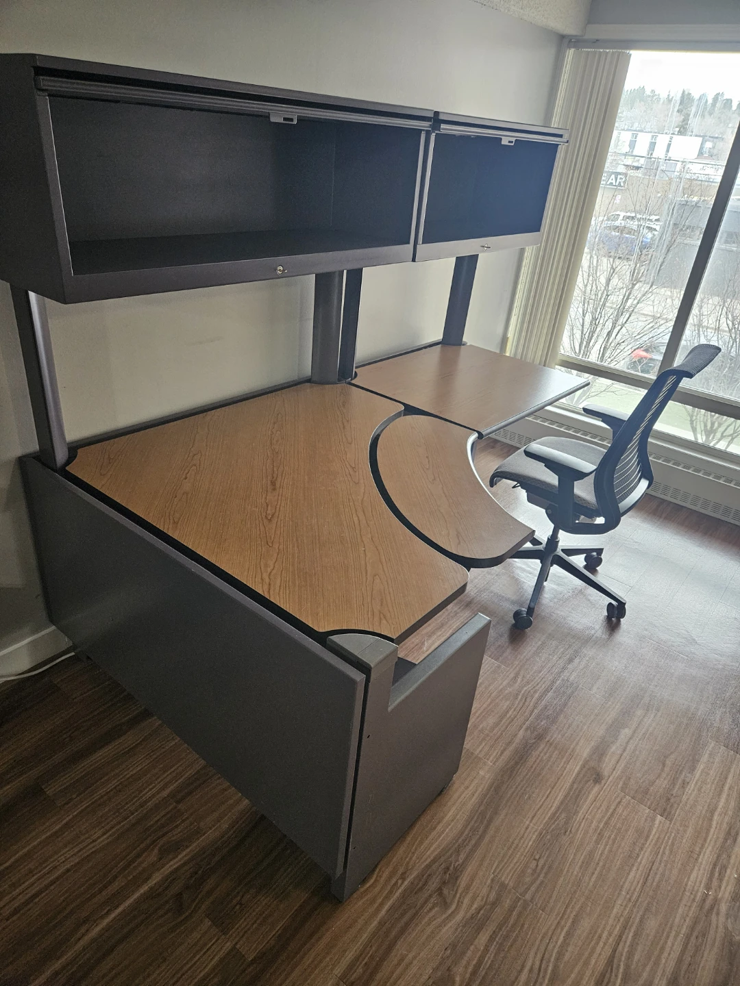 Ergonomic Corner Office Desk with Hutch