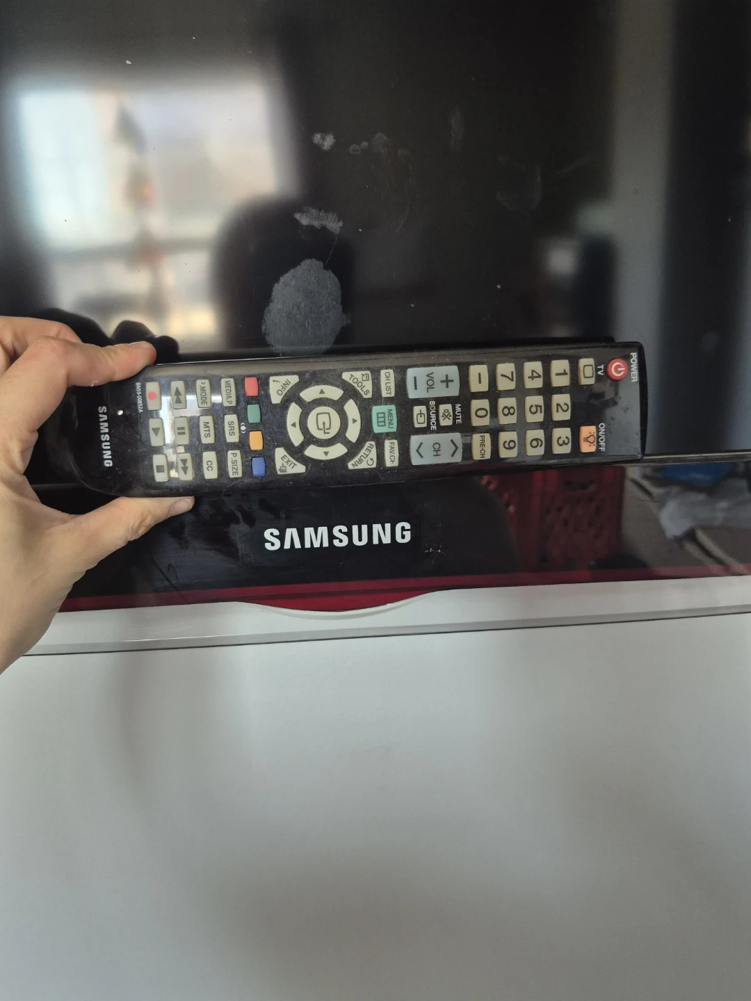 Samsung TV with remote and wall mount - photo 2